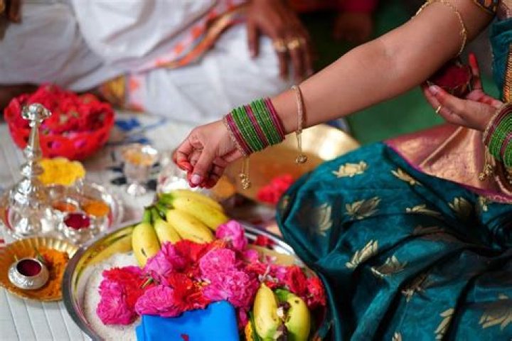 Can pregnant ladies do pooja at home?