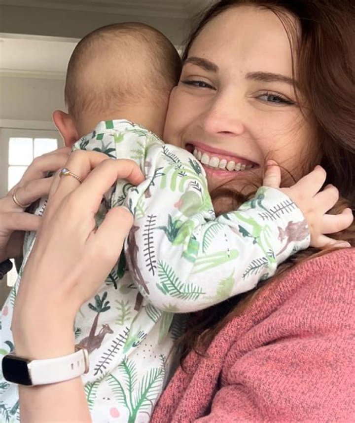 Did Eliza Taylor have a baby?