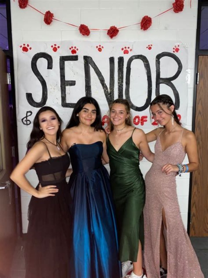 Do seniors wear long dresses to homecoming?