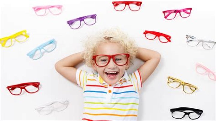 Does hair in toddlers eyes affect vision?