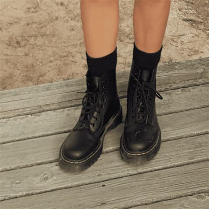How do you stretch Dr Martens with ice?