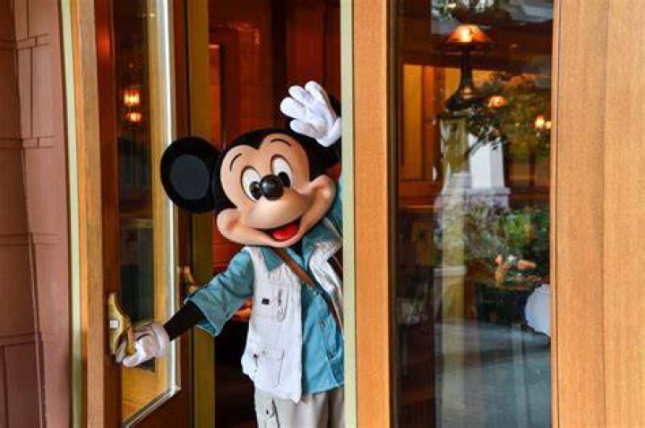 How much do Mickey Mouse actors get paid?