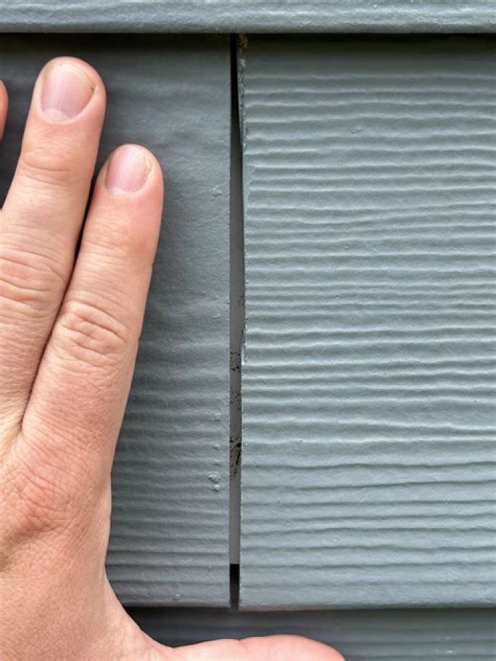How tight should vinyl siding be nailed?