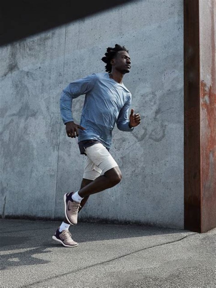Is it better to run on toes or heels?