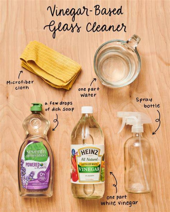 Is white vinegar good for cleaning glass?