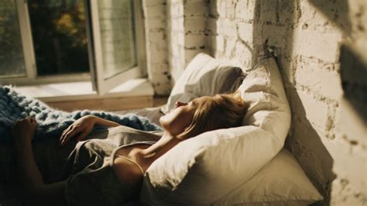 Should you sleep with the window open in winter?