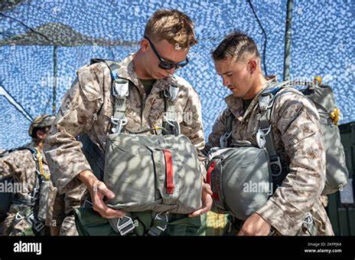 What do parachute riggers do in the Marines?