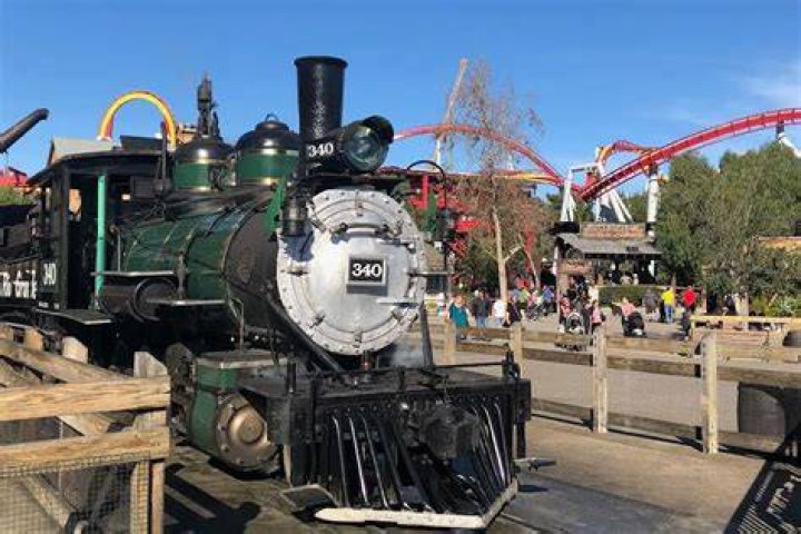 Which is older Disneyland or Knott's Berry Farm?