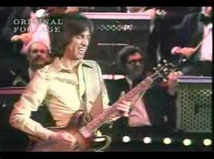 Who plays the guitar solo on The Carpenters Goodbye to Love?