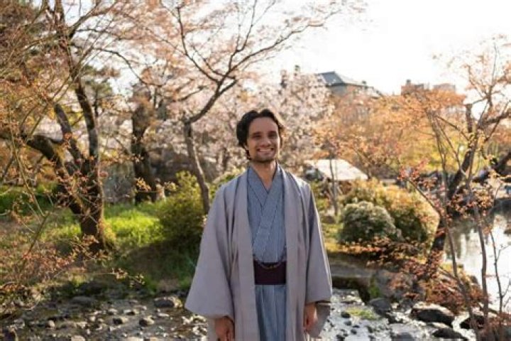 Why do Japanese not hug?