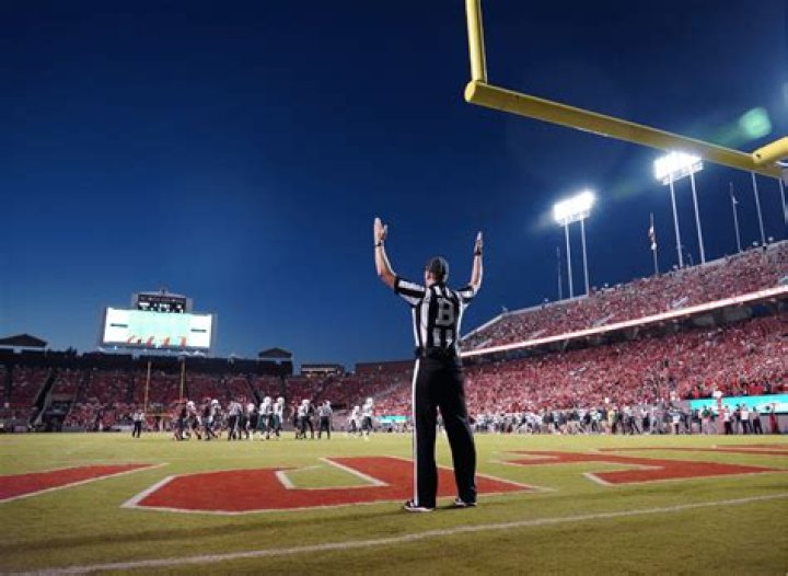 Why do punters not kick field goals?